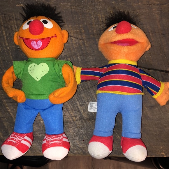 Sesame Street Ernie and Huggable Ernie, Elmo, 2 Kermits, & ornaments Ms Piggy - Picture 11 of 17